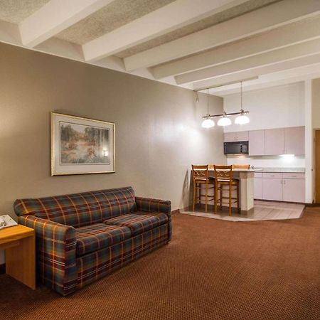 Comfort Inn & Suites Madison - Airport Exteriör bild
