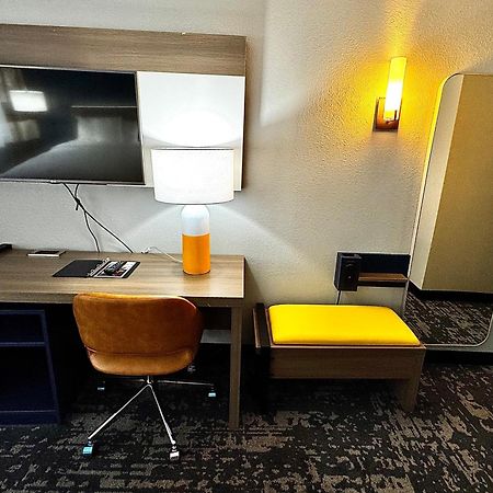 Comfort Inn & Suites Madison - Airport Exteriör bild