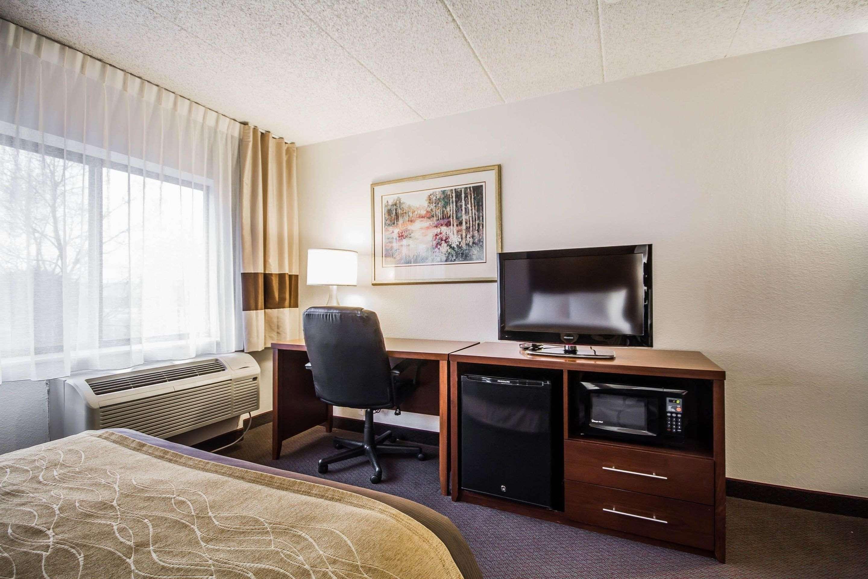 Comfort Inn & Suites Madison - Airport Exteriör bild