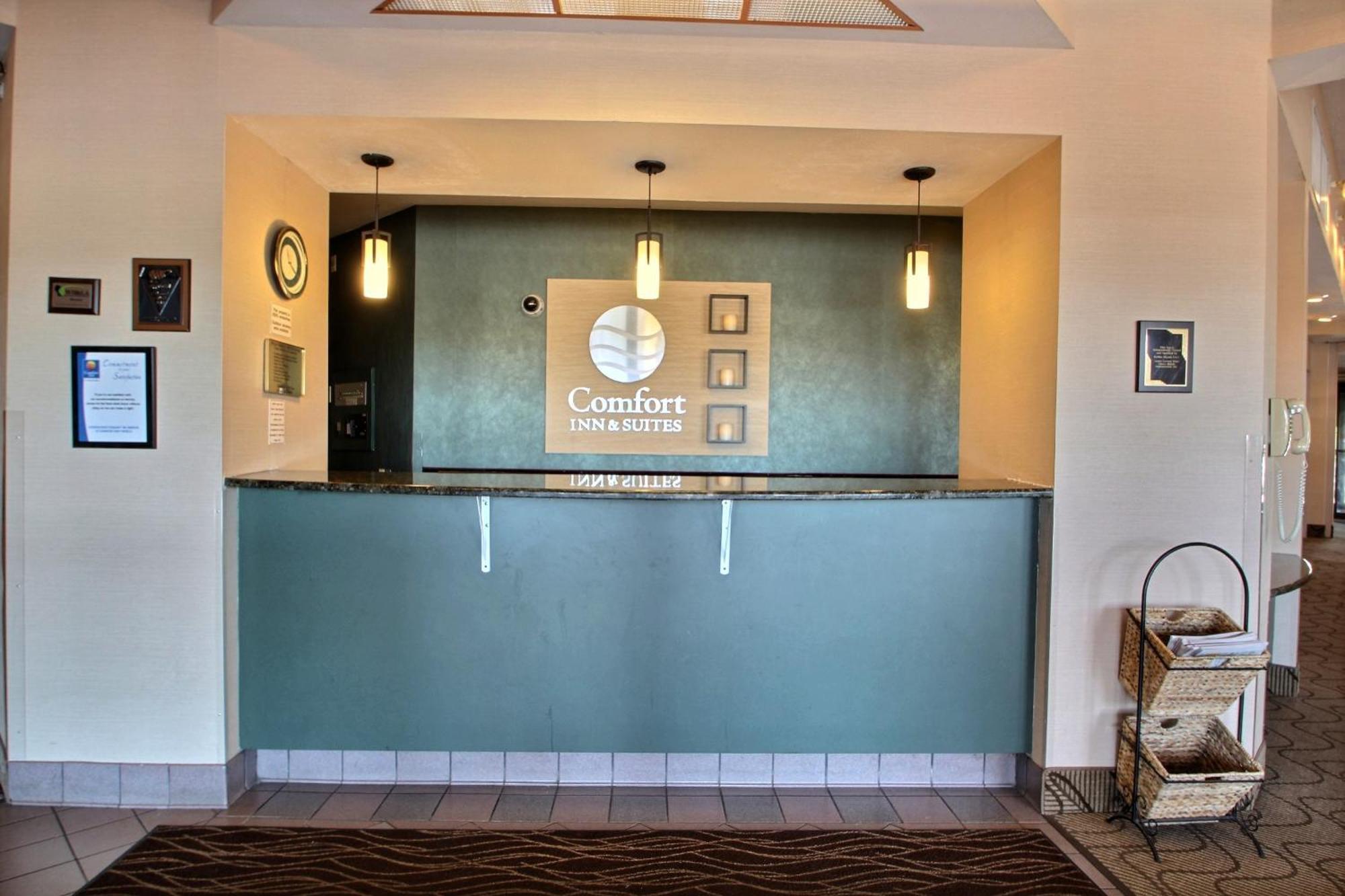 Comfort Inn & Suites Madison - Airport Exteriör bild