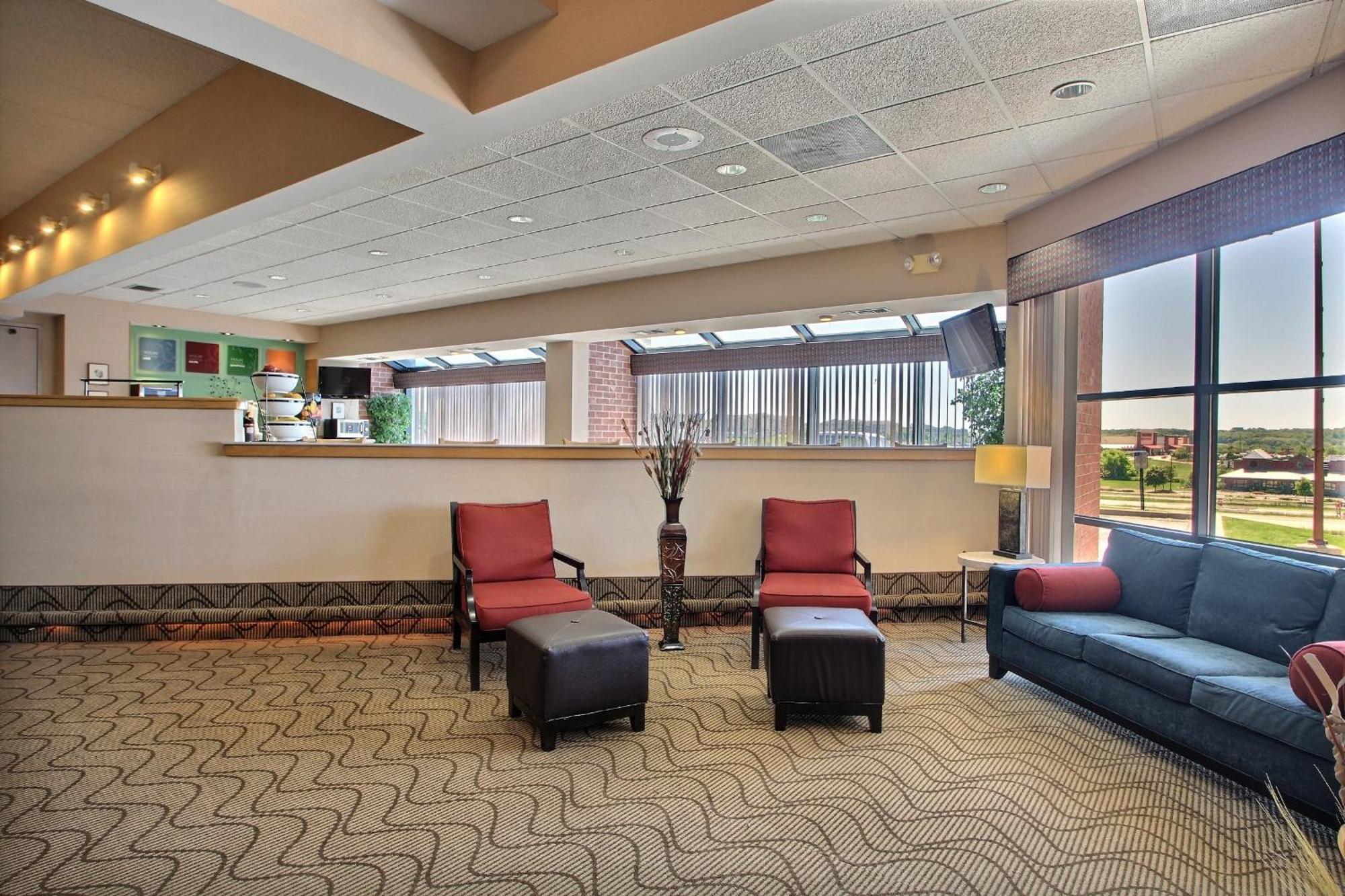 Comfort Inn & Suites Madison - Airport Exteriör bild