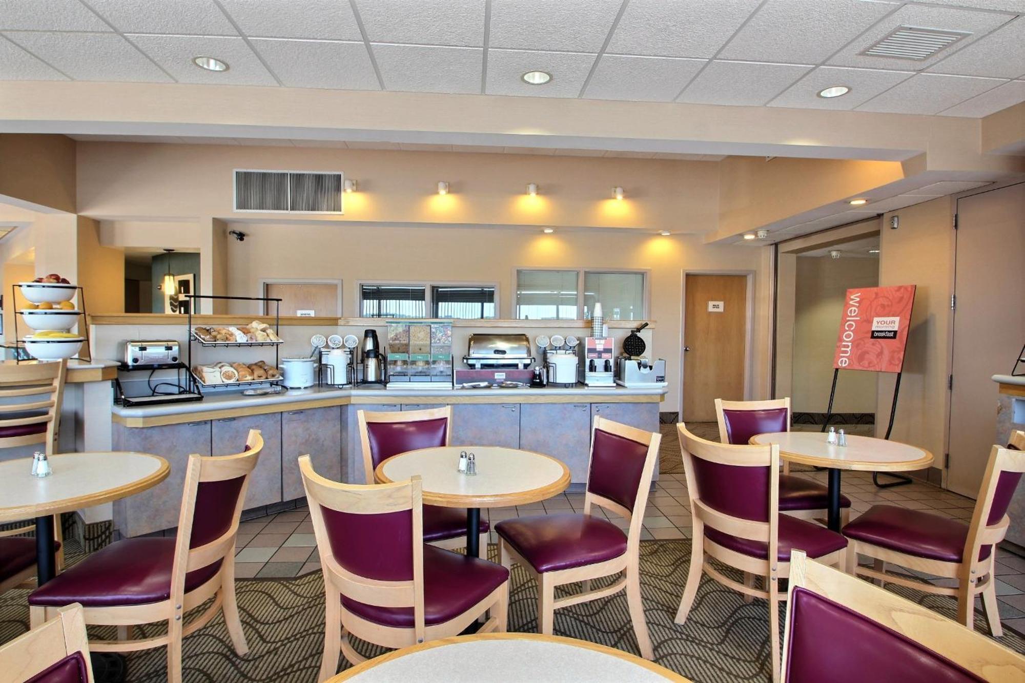 Comfort Inn & Suites Madison - Airport Exteriör bild