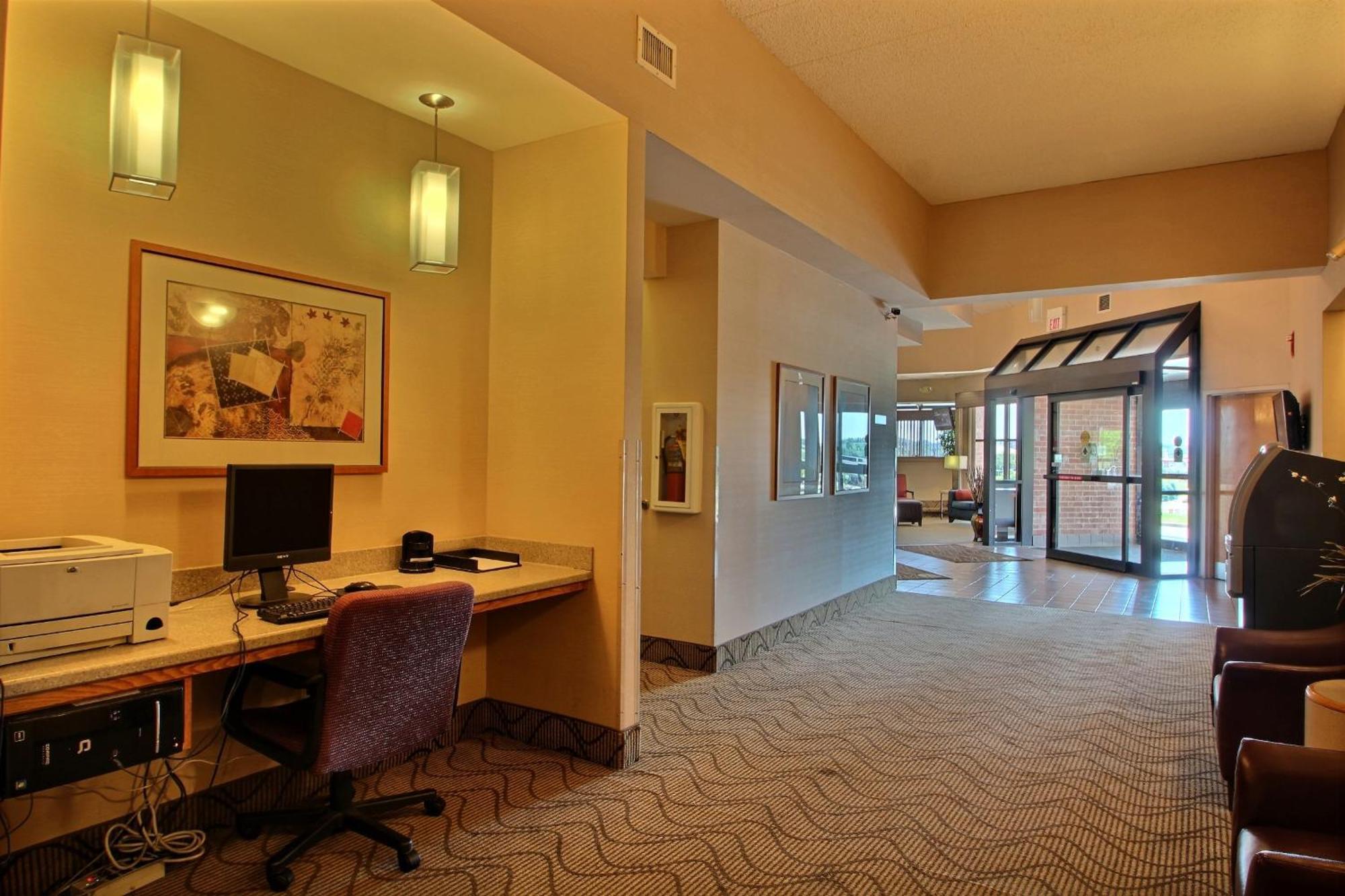 Comfort Inn & Suites Madison - Airport Exteriör bild