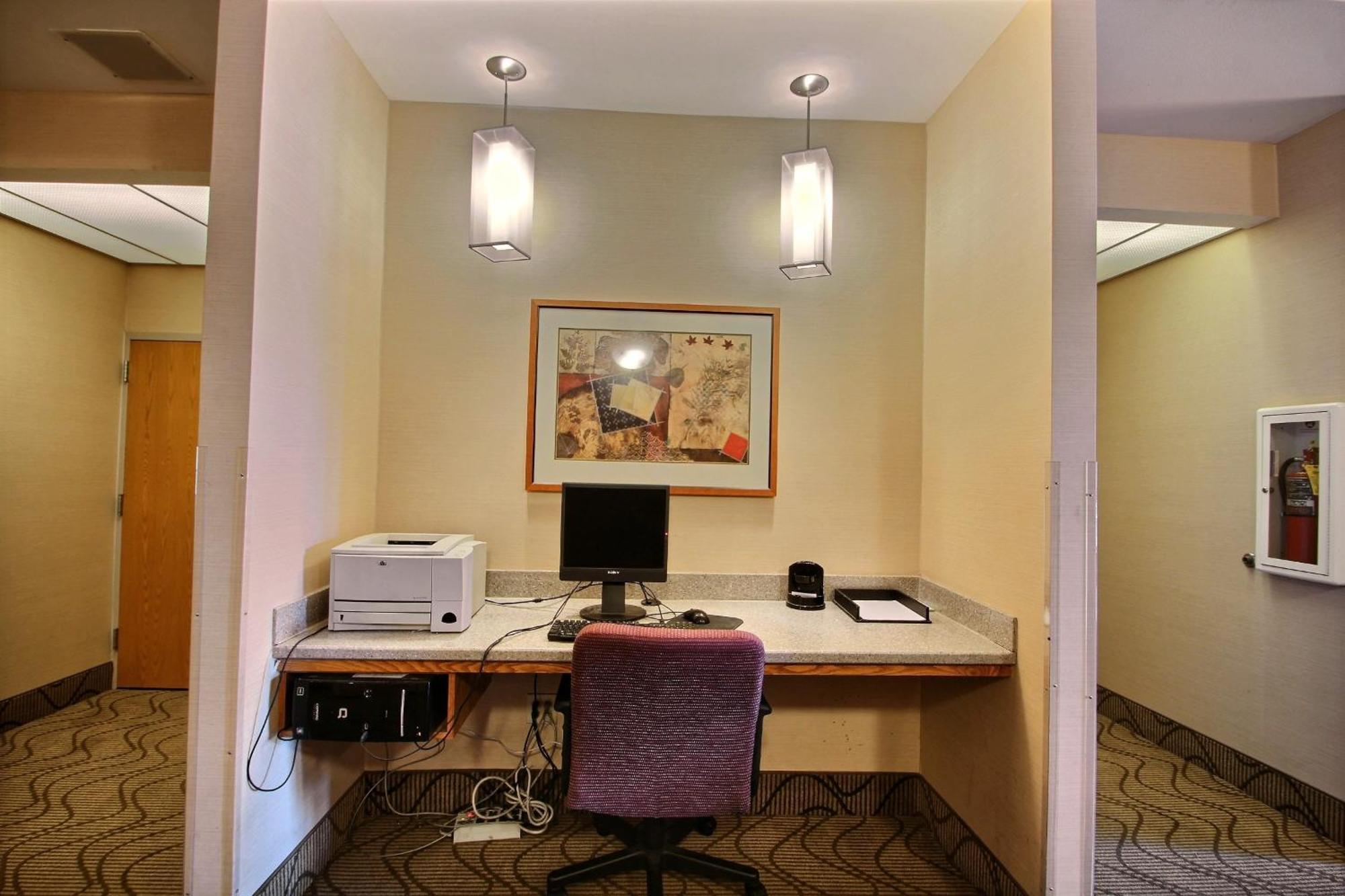 Comfort Inn & Suites Madison - Airport Exteriör bild