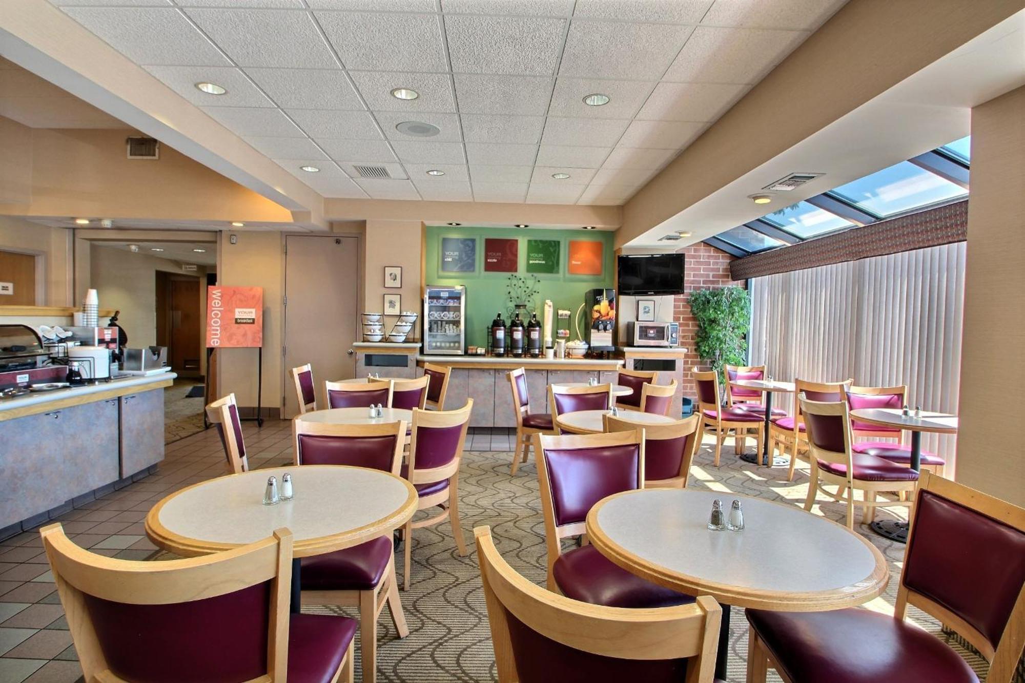 Comfort Inn & Suites Madison - Airport Exteriör bild