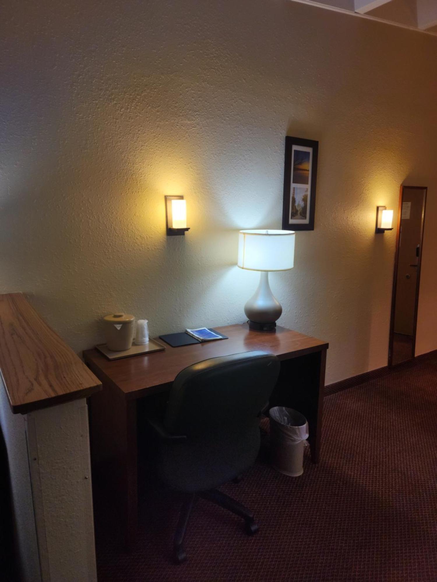 Comfort Inn & Suites Madison - Airport Exteriör bild
