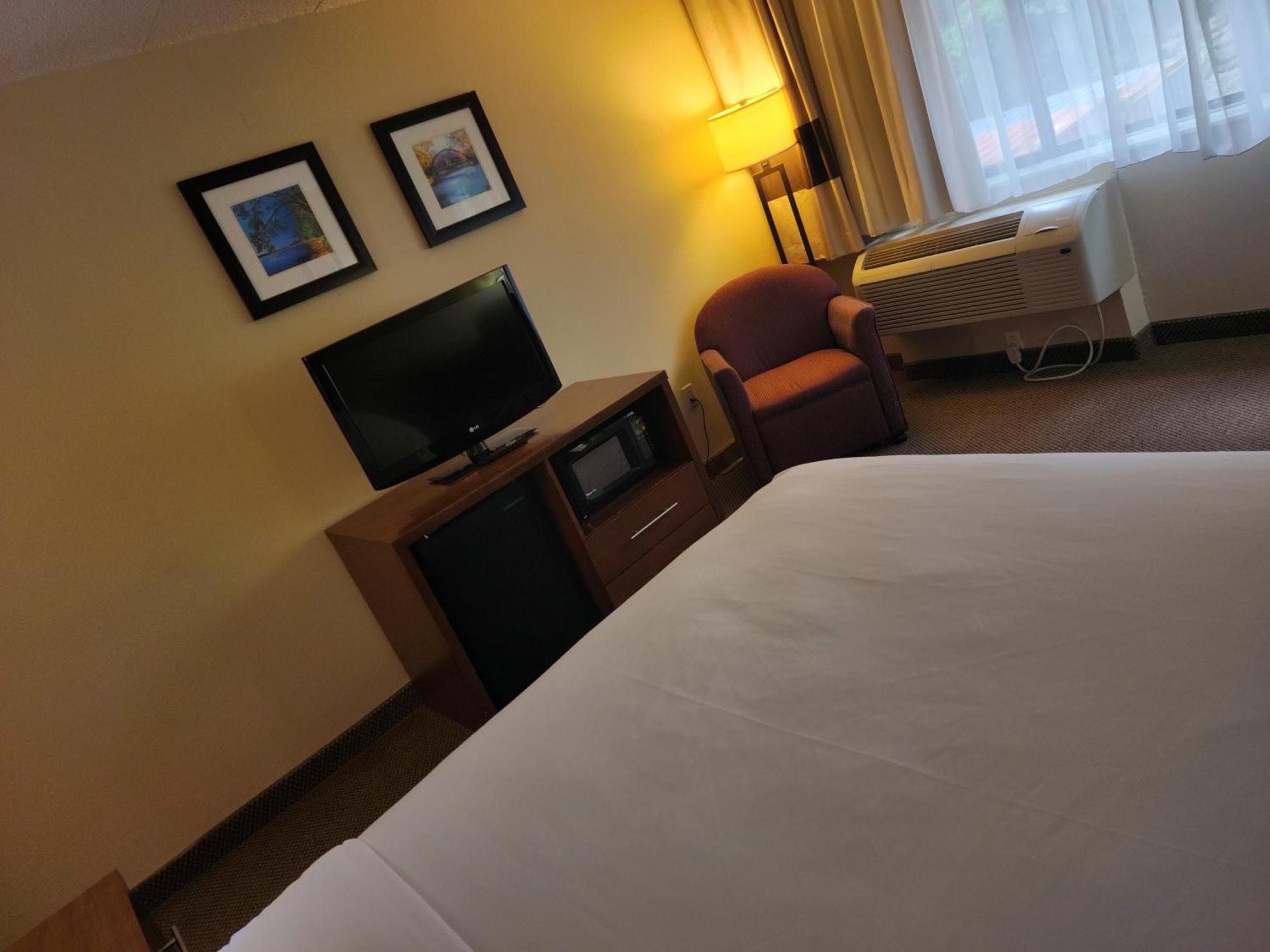Comfort Inn & Suites Madison - Airport Exteriör bild