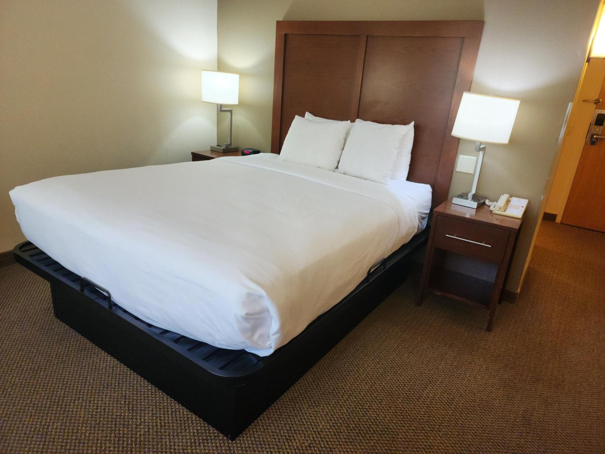 Comfort Inn & Suites Madison - Airport Exteriör bild