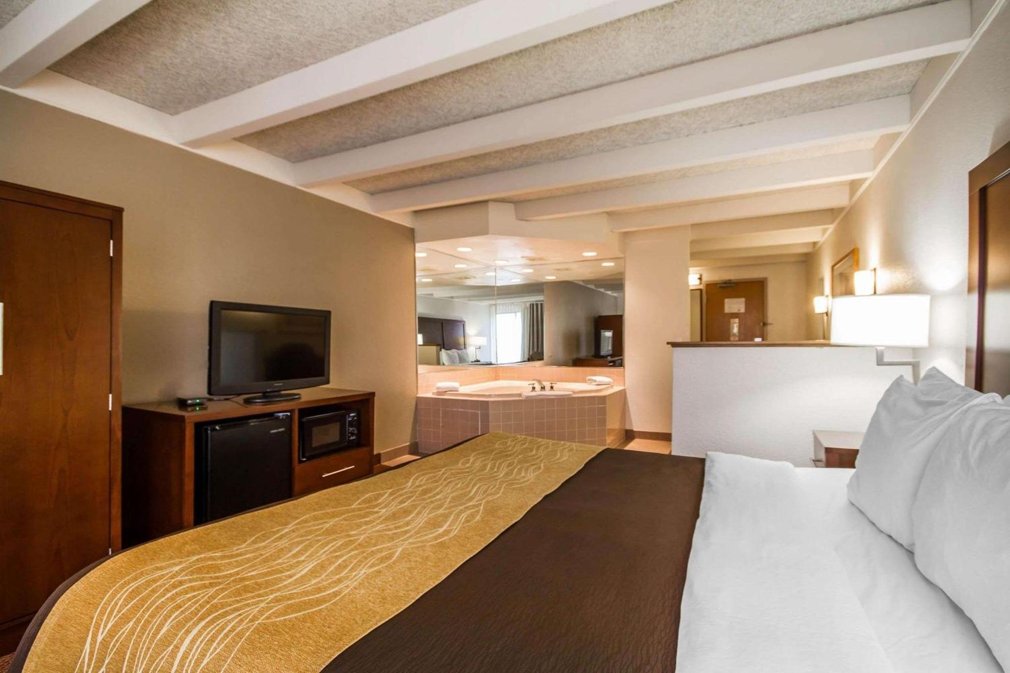 Comfort Inn & Suites Madison - Airport Exteriör bild