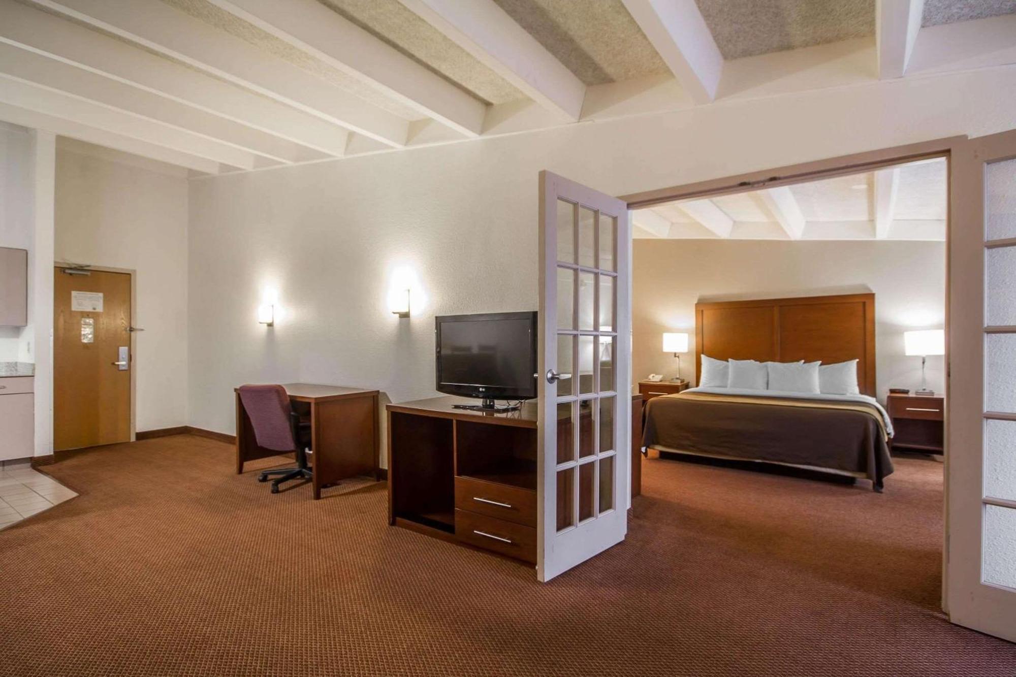 Comfort Inn & Suites Madison - Airport Exteriör bild