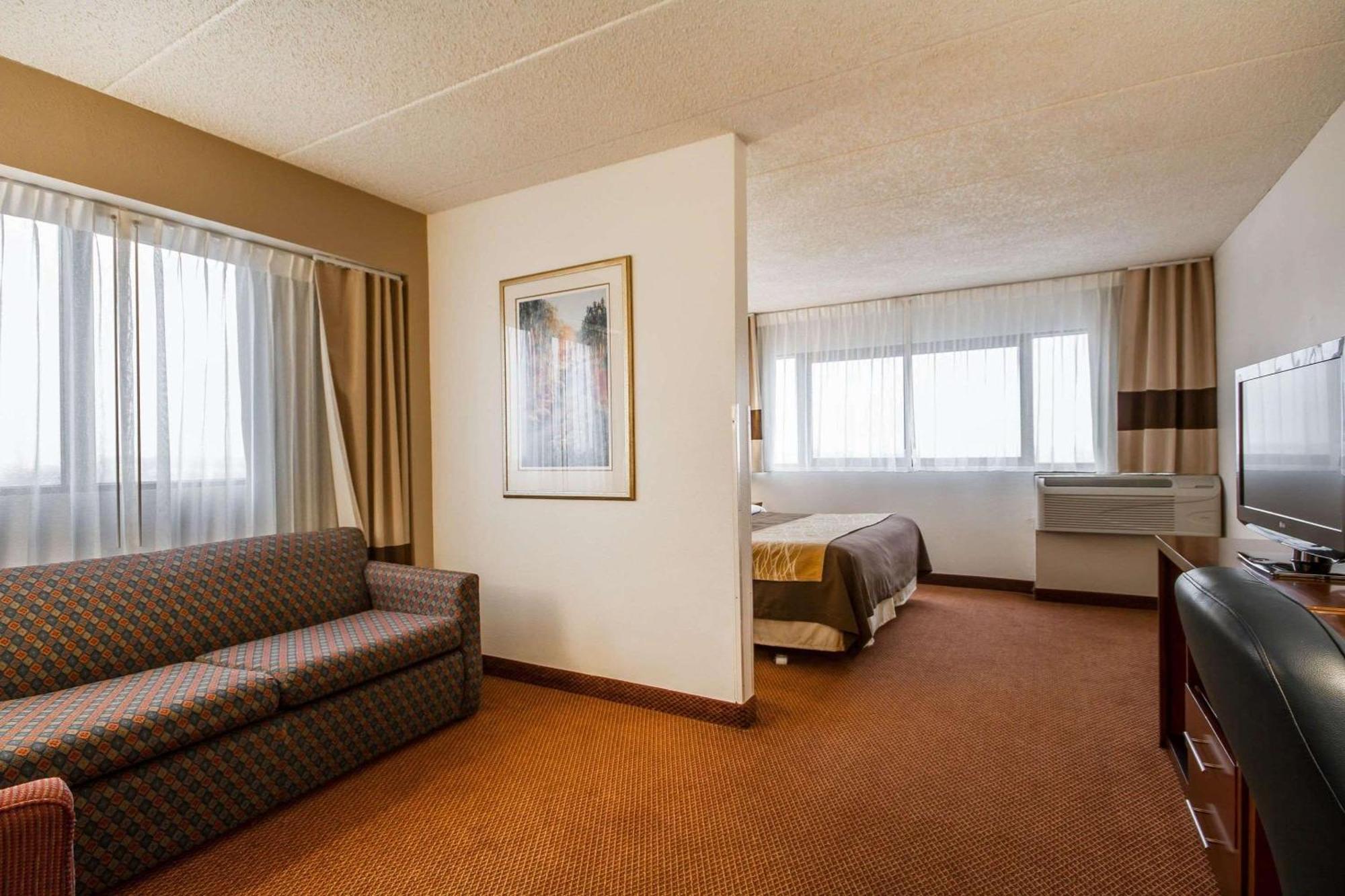 Comfort Inn & Suites Madison - Airport Exteriör bild