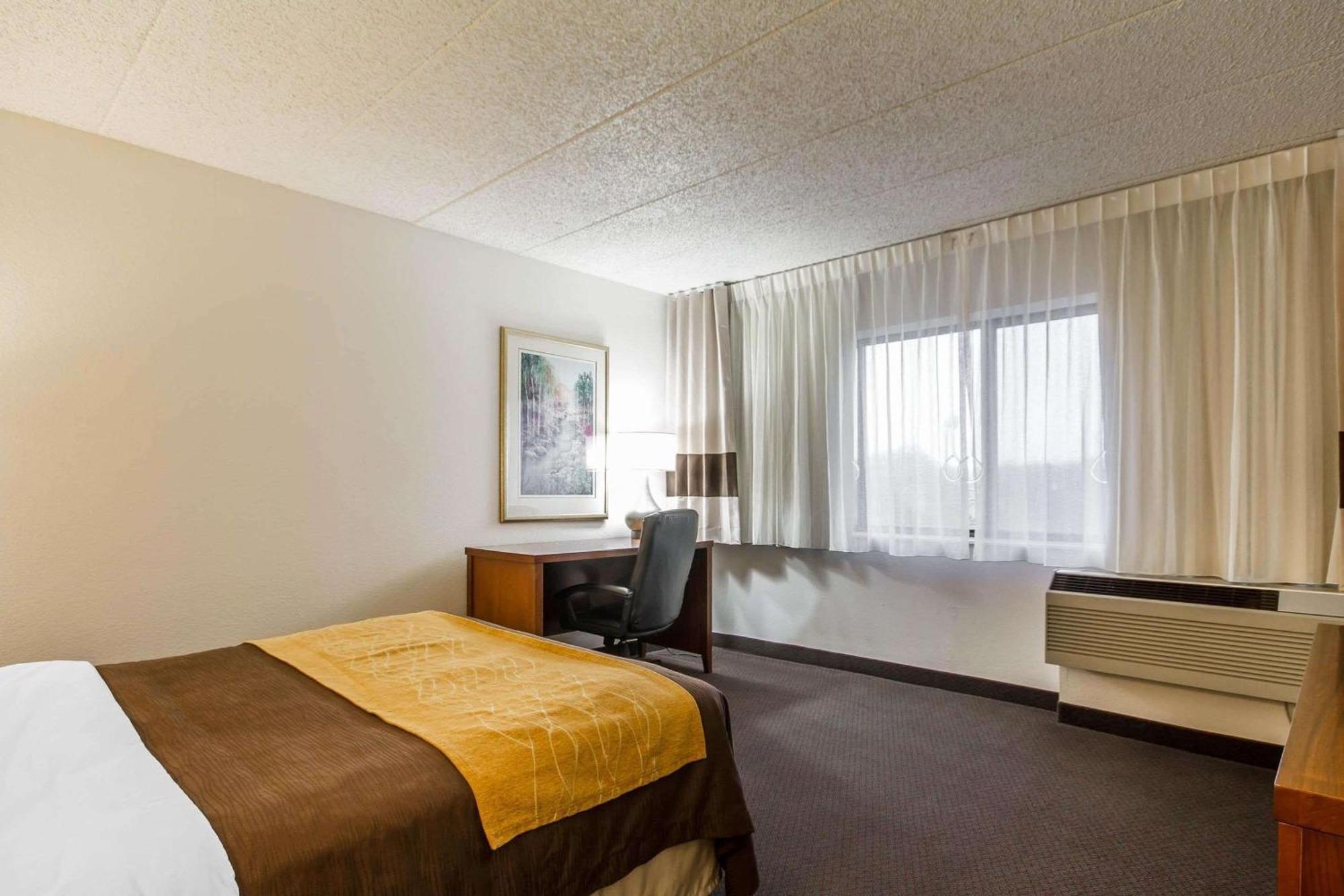 Comfort Inn & Suites Madison - Airport Exteriör bild