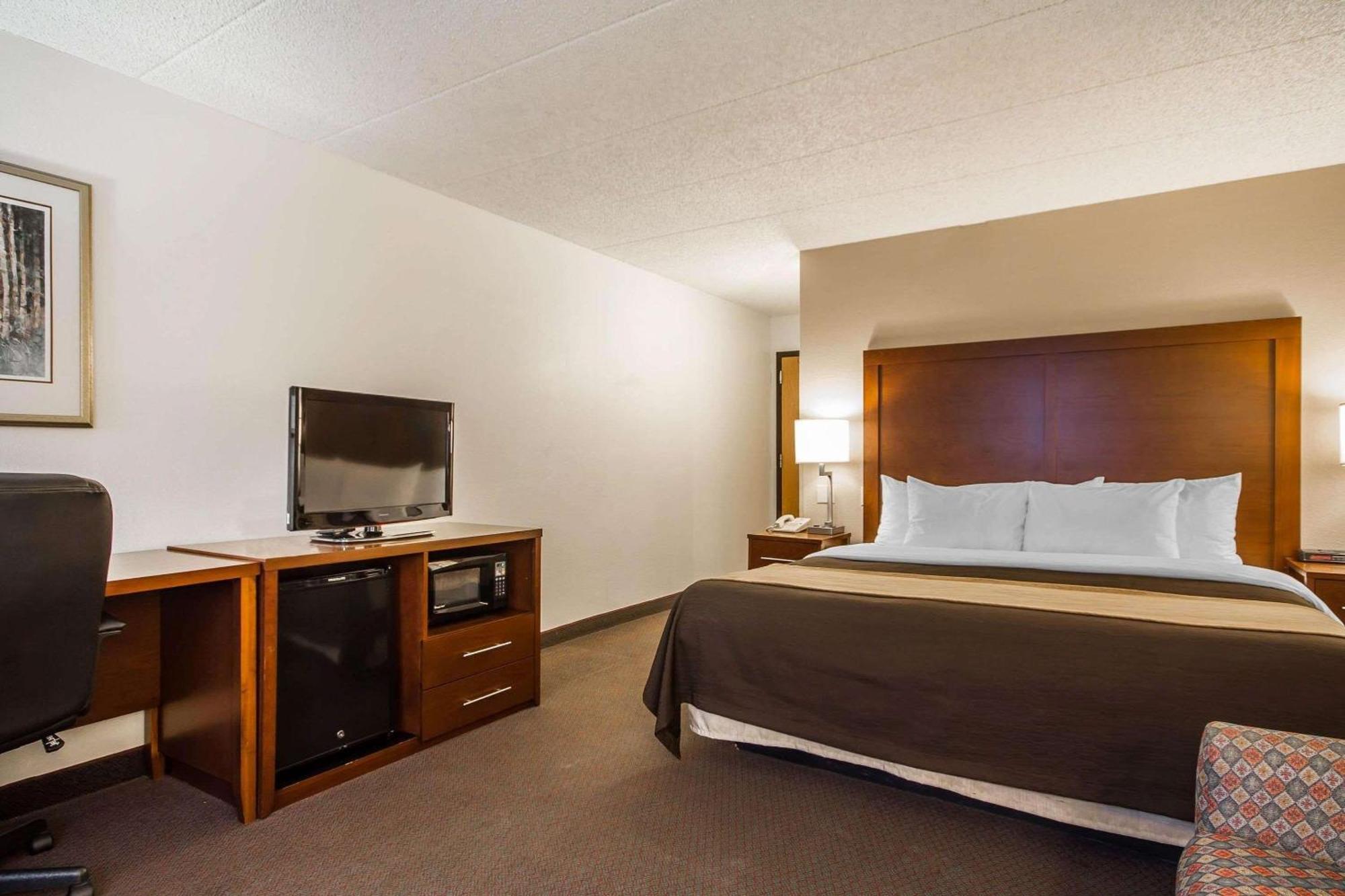 Comfort Inn & Suites Madison - Airport Exteriör bild
