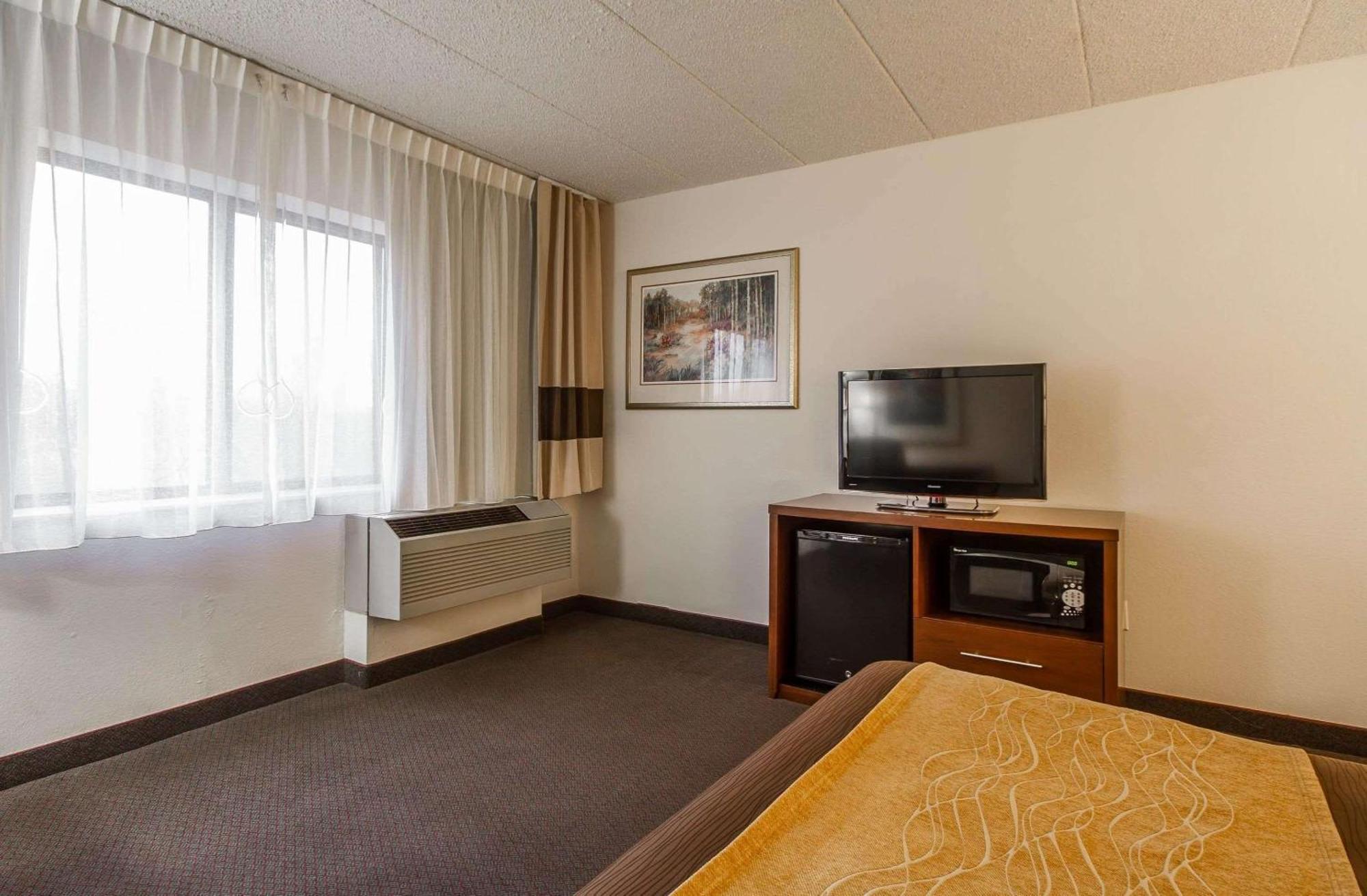 Comfort Inn & Suites Madison - Airport Exteriör bild