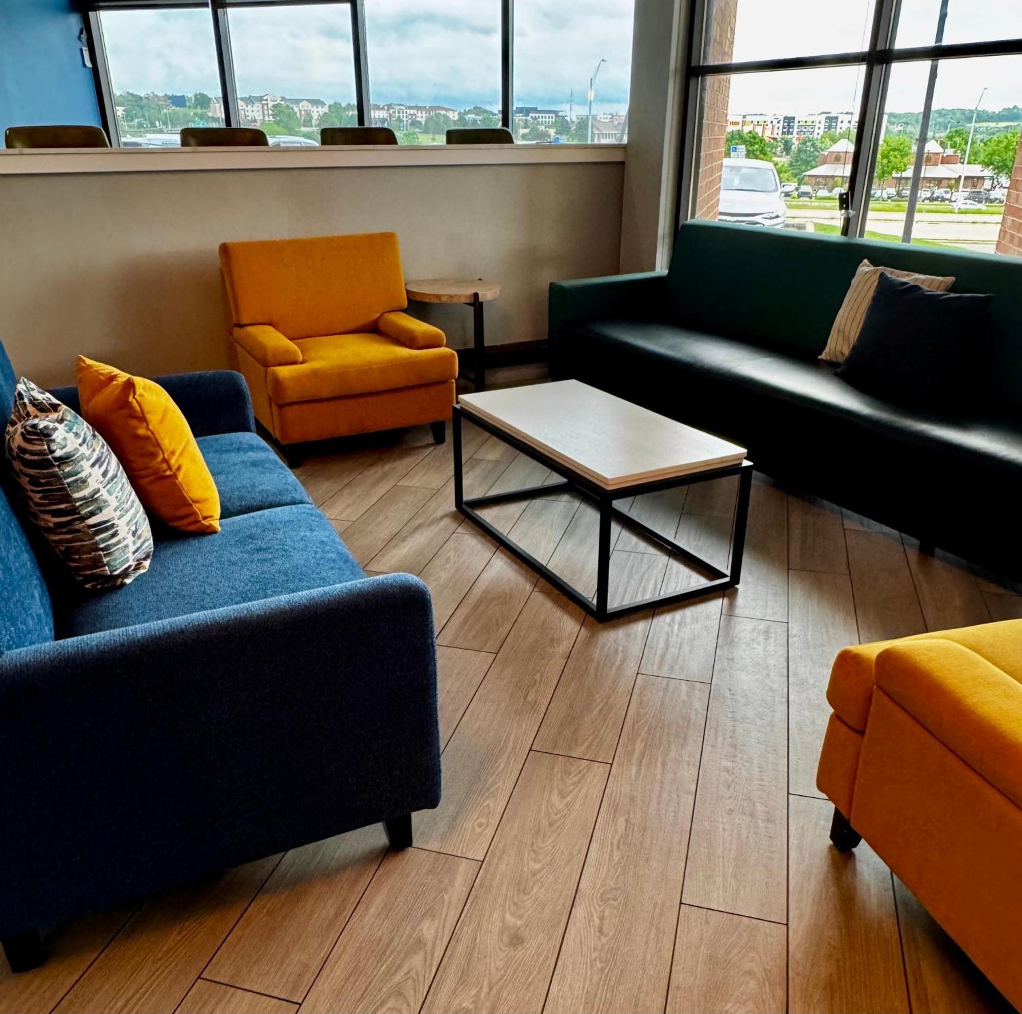 Comfort Inn & Suites Madison - Airport Exteriör bild