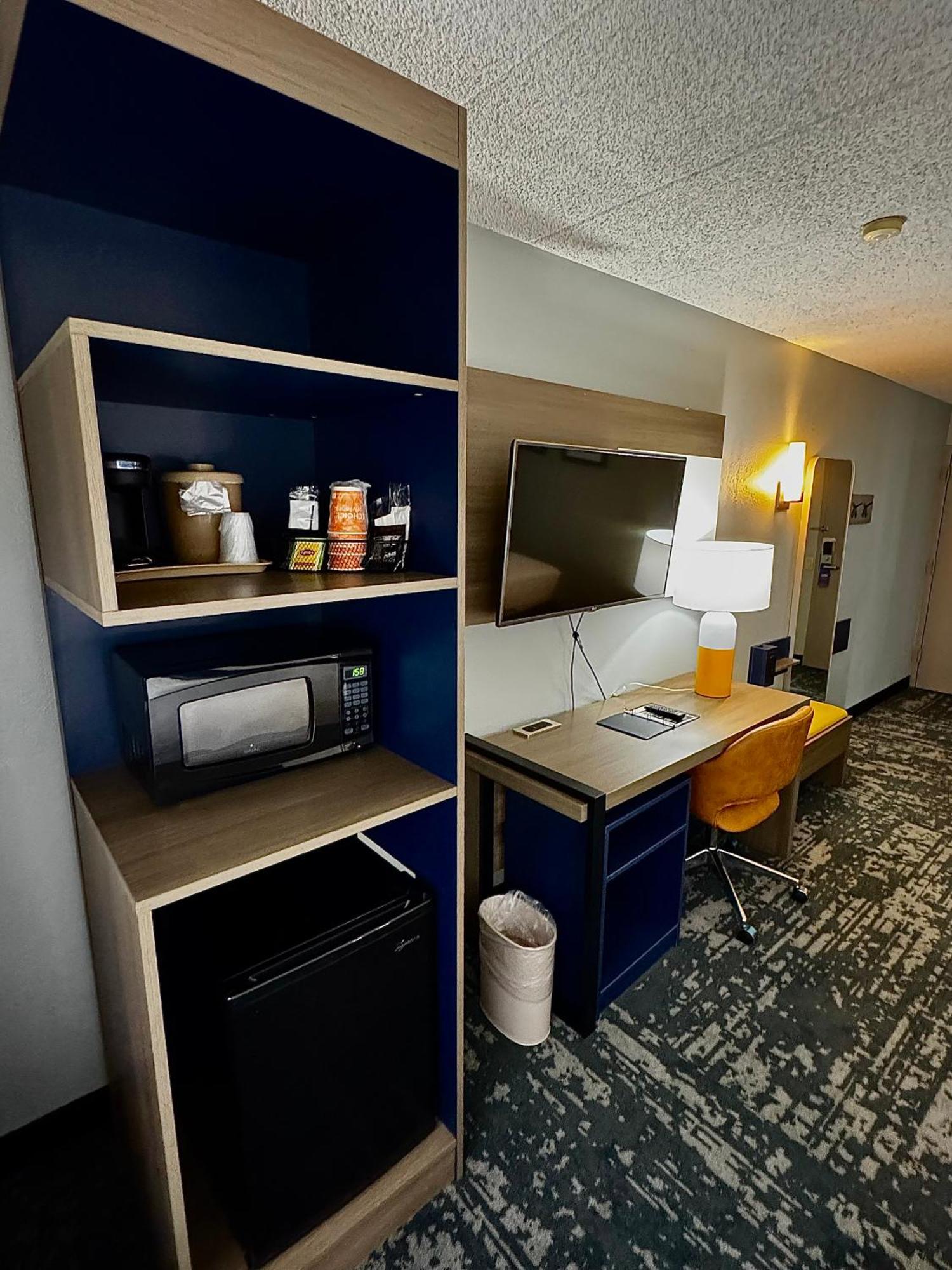 Comfort Inn & Suites Madison - Airport Exteriör bild